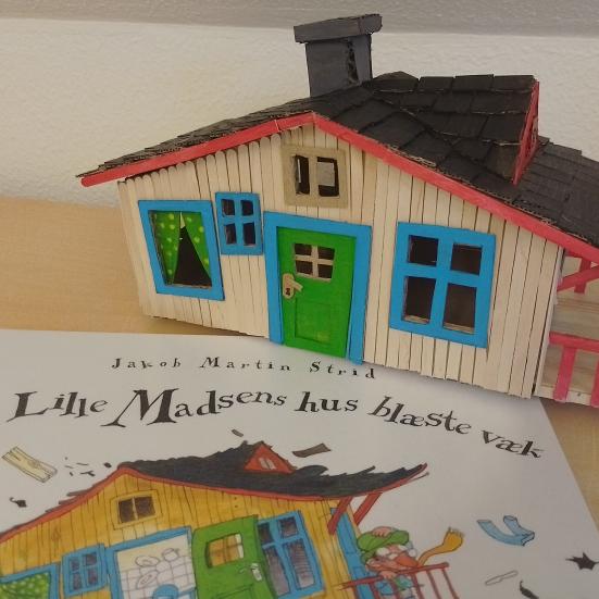 Billede af Jakob Martin Strids bog "Da lille Madsens hus blæste væk" samt en model af lille Madsens hus