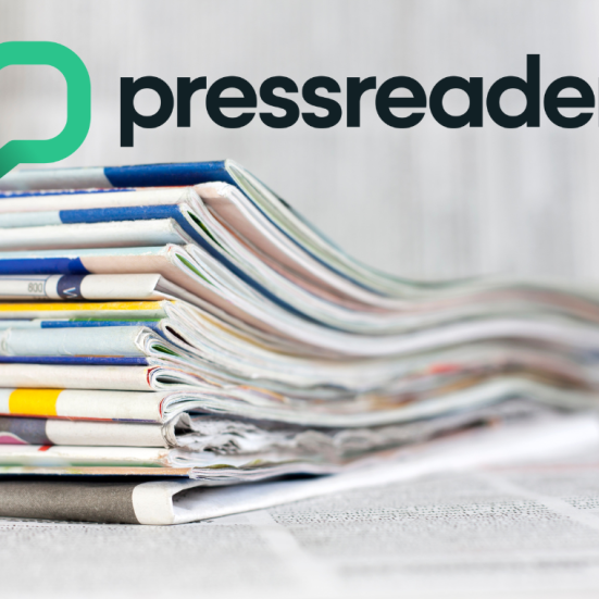 Stak af aviser og blade med Pressreaders logo