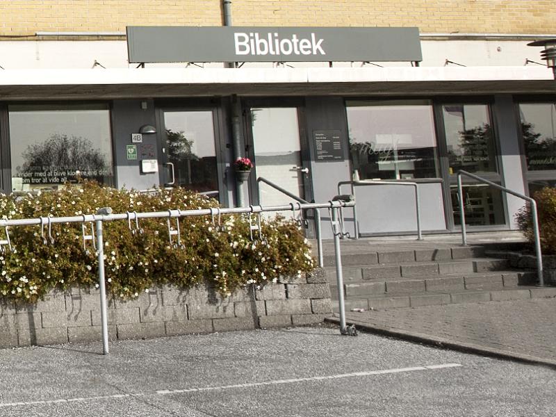 Foto af Lystrup Bibliotek set udefra.