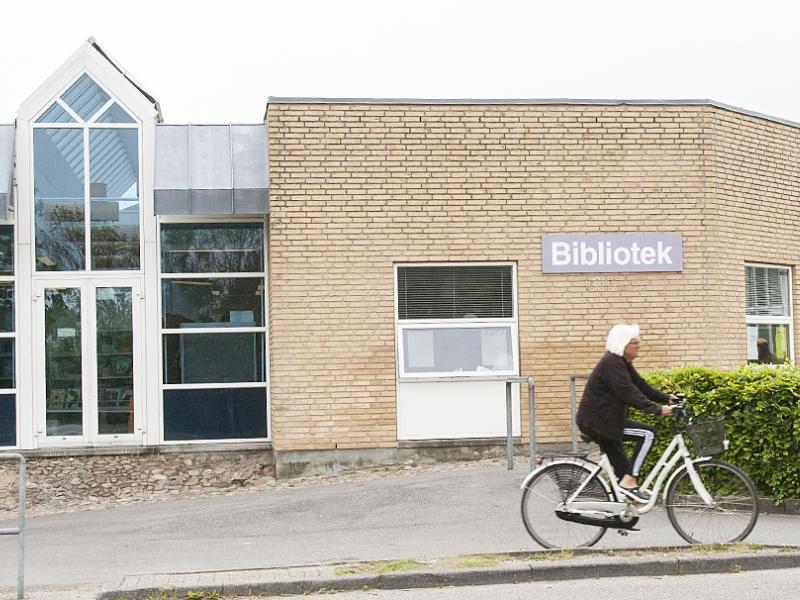 Foto af Tilst Bibliotek set udefra.