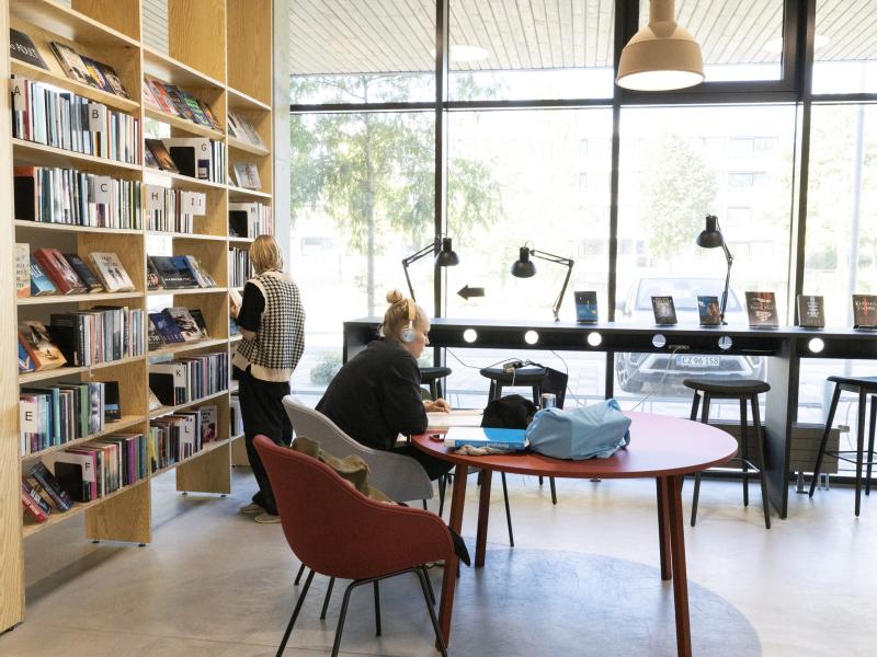 Studerende på Gellerup Bibliotek.