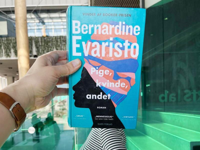 Bookface af bogen "Pige, kvinde, andet" af Bernardine Evaristo.