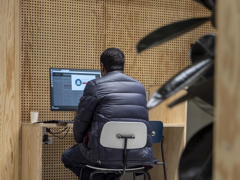 Mand ved computer på Gellerup Bibliotek.