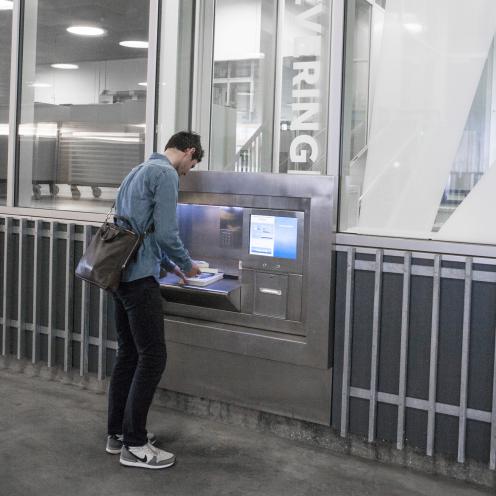 24/7-automat ved Dokk1 - aflevering af bøger.