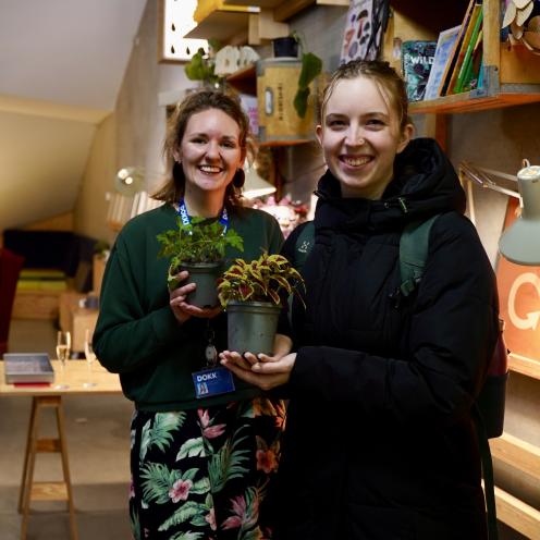 Plantebiblioteket bliver åbnet - de første planter udlånes.