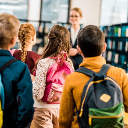 En skoleklasse på besøg på et bibliotek.