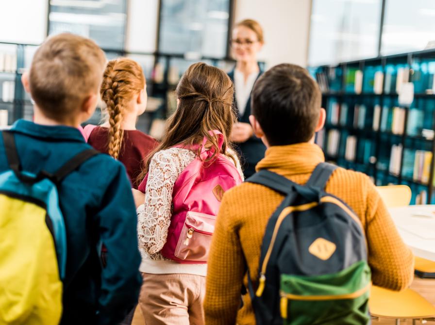 En skoleklasse på besøg på et bibliotek.