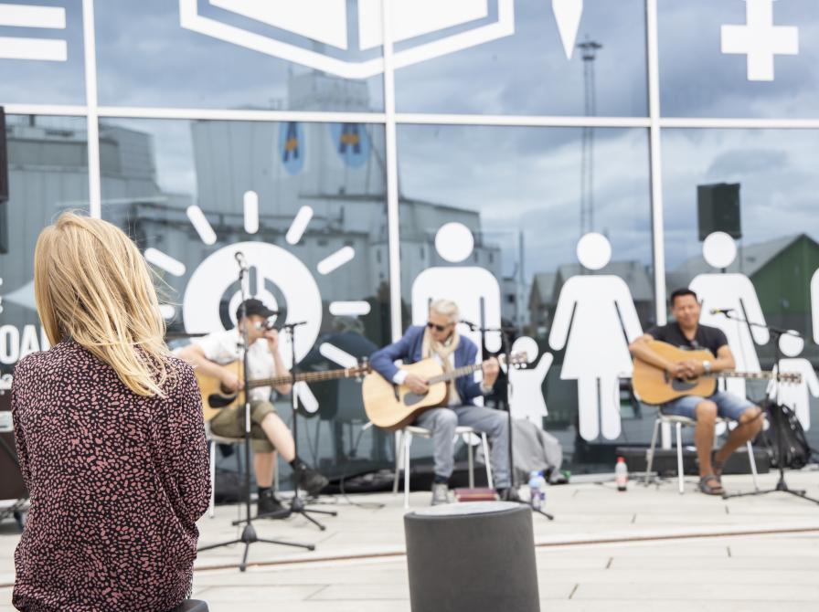 Folk der spiller på guitarer.