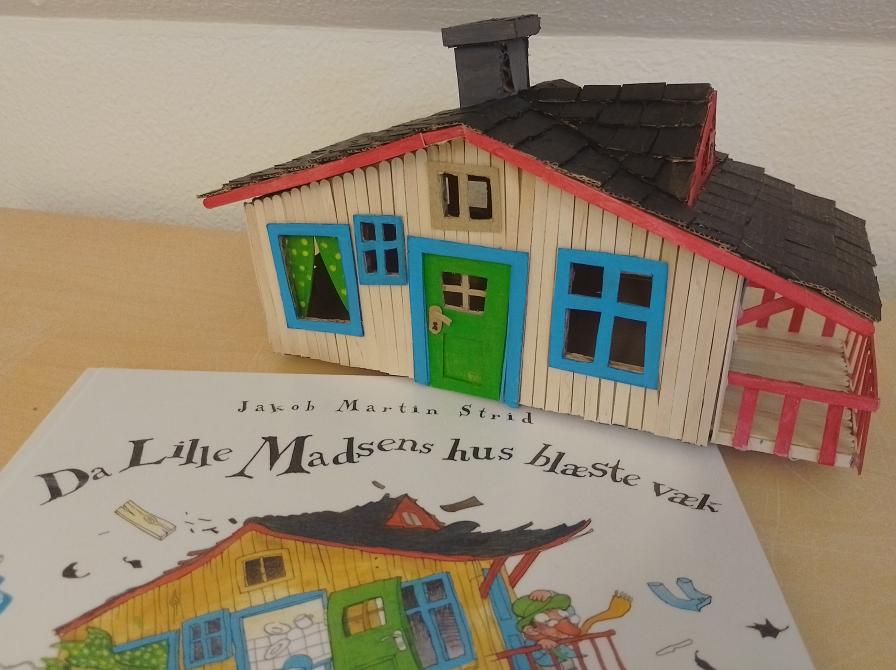 Billede af Jakob Martin Strids bog "Da lille Madsens hus blæste væk" samt en model af lille Madsens hus