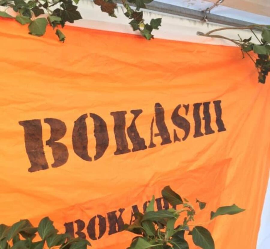 Bokashi - sort tekst på orange baggrund