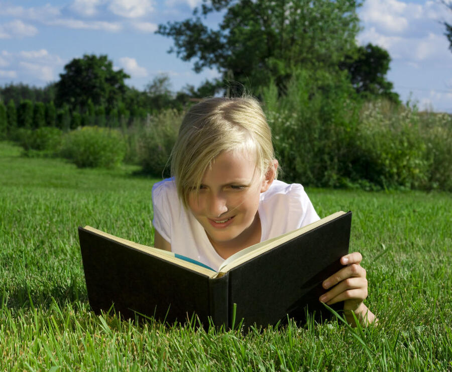Pige der læser i en bog