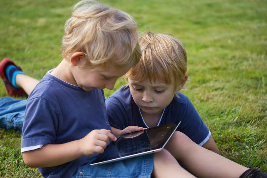 To børn der kiger på en tablet
